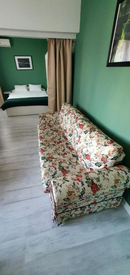 And Sleep Old Apartment Bucharest